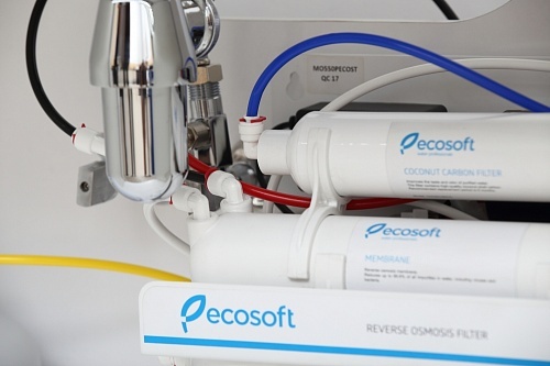 Ecosoft Standard Umkehrosmosefilter auf Metallgestell mit Pumpe und Mineralisierung