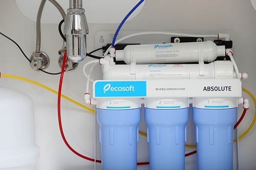 Ecosoft Absoluter Umkehrosmosefilter auf Metallgestell mit Pumpe